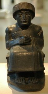 Gudea, principe di Lagash: Statua seduta è dedicata al dio Ningishzida, anno 2120 a.C. (neo-sumerico), rinvenuta tra le rovine di Girsu, Tellō in Iraq meridionale